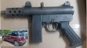 DETENIDOS CON UZZI 9 MM 2