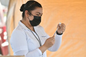 ISSSTECALI-SSA-117-MXLI APLICA ISSSTECALI REFUERZO CONTRA EL COVID-19 PARA PERSONAL DE SALUD Y ADULTOS MAYORES EN EL ESTADO 3